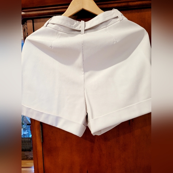 NWT-❤️-Pinko-Bonnie Shorts-White Faux Leather-Gold Belt-Pockets-Size 40 - Picture 5 of 11